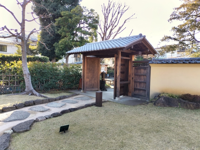 門から玄関へつなぐアプローチの工夫